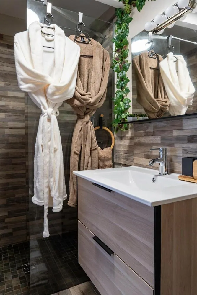 Une Cle Pour Deux - Chambre Romantique Avec Patio & Spa Privatifs Cuges-les-Pins Bed and Breakfast
