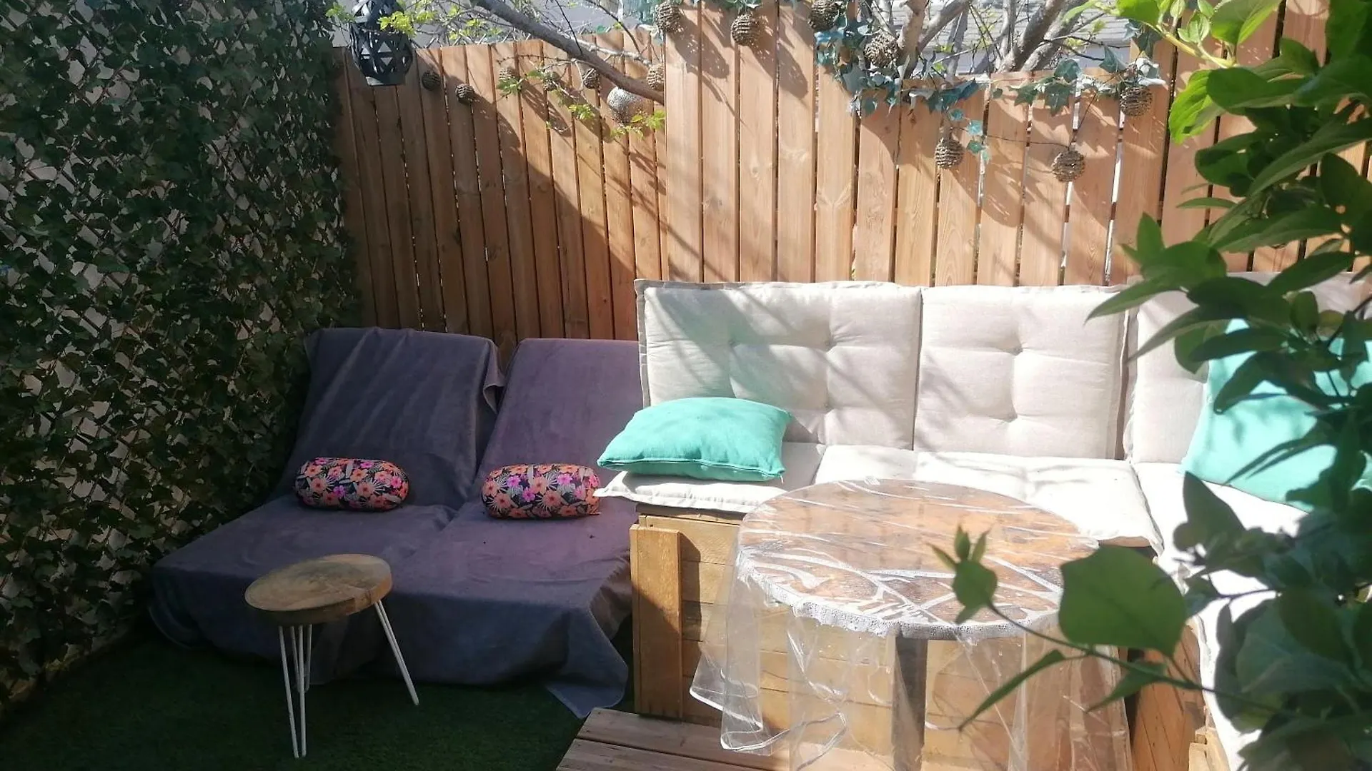 Une Cle Pour Deux - Chambre Romantique Avec Patio & Spa Privatifs Cuges-les-Pins Bed and Breakfast