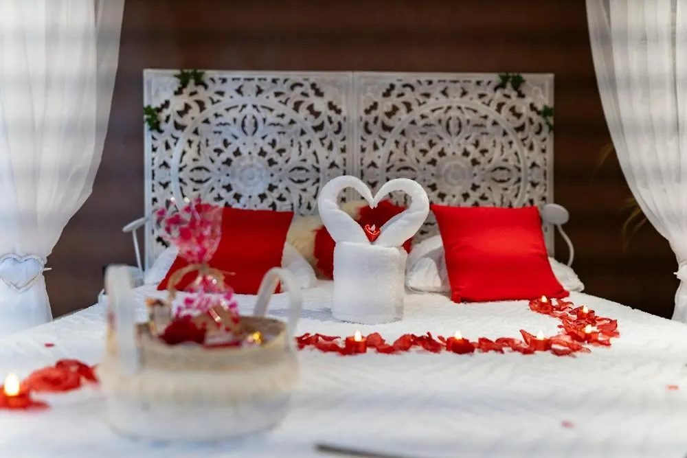 كوجيس ليه بينس Une Cle Pour Deux - Chambre Romantique Avec Patio & Spa Privatifs فندق مبيت وإفطار
