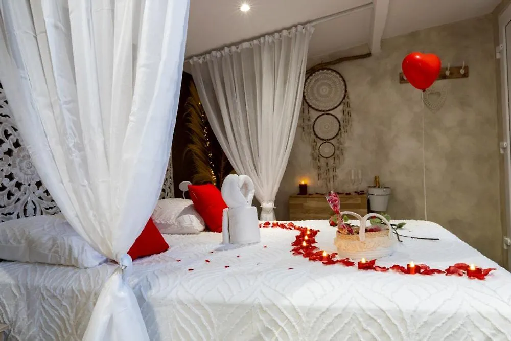 كوجيس ليه بينس Une Cle Pour Deux - Chambre Romantique Avec Patio & Spa Privatifs فندق مبيت وإفطار كوجيس ليه بينس